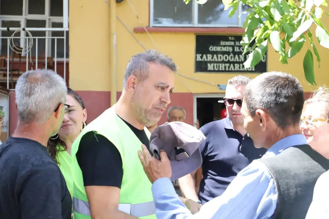 ahbap-dernegi-baskani-haluk-levent-odemis-teki-yangindan-etkilenen-vatandaslarla-bir-araya-geldi-1 AHBAP Başkanı Haluk Levent, Ödemiş’te Afetzedelerle Buluştu