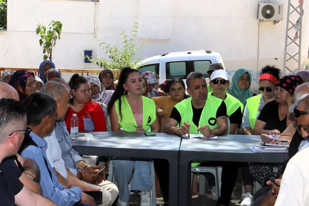 ahbap-dernegi-baskani-haluk-levent-odemis-teki-yangindan-etkilenen-vatandaslarla-bir-araya-geldi AHBAP Başkanı Haluk Levent, Ödemiş’te Afetzedelerle Buluştu