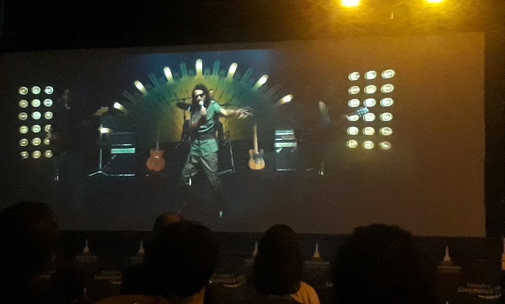 beydag-da-acik-havada-sinema-keyfi-cem-karaca-nin-gozyaslari-3 Beydağ'da Açık Havada Sinema Keyfi: Cem Karaca'nın Gözyaşları