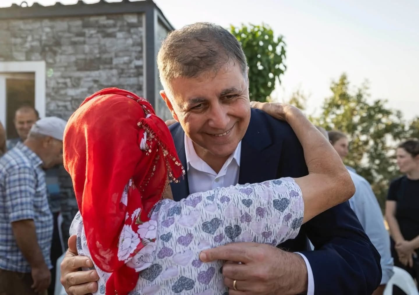 izmir-buyuksehir-belediye-baskani-cemil-tugay-kirazda-evleri-yanan-aileyi-ziyaret-etti-2 Başkan Tugay’dan Kiraz’da Yangın Mağduru Aileye Destek Ziyareti