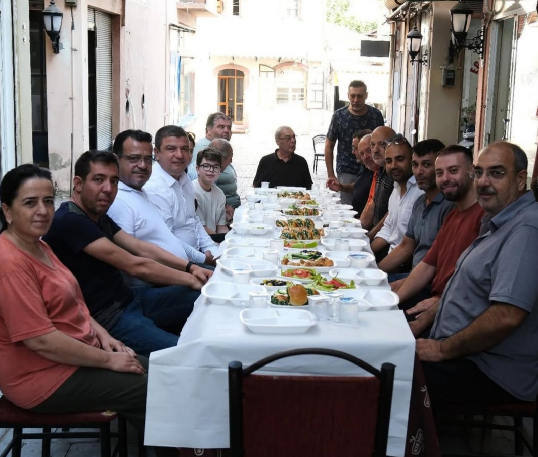 tire-belediye-baskani-hayati-okuroglu-saraclar-carsisi-esnafiyla-kahvaltida-bulustu Başkan Okuroğlu Saraçlar Çarşısı Esnafıyla Kahvaltıda Buluştu