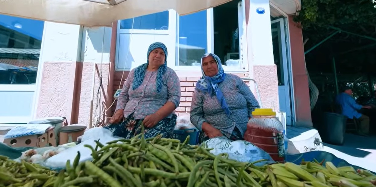 tire-sali-pazari-bir-gelenegi-yasatmaya-devam-ediyor-1 Tire Salı Pazarı: Geleneğin Kalbinde Bir Gün