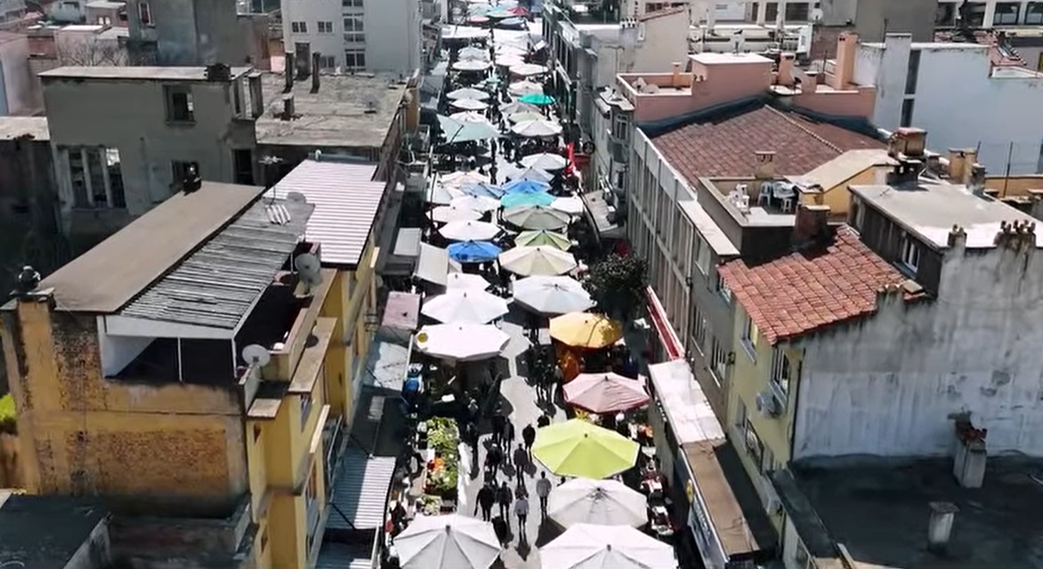 tire-sali-pazari-bir-gelenegi-yasatmaya-devam-ediyor-3 Tire Salı Pazarı: Geleneğin Kalbinde Bir Gün