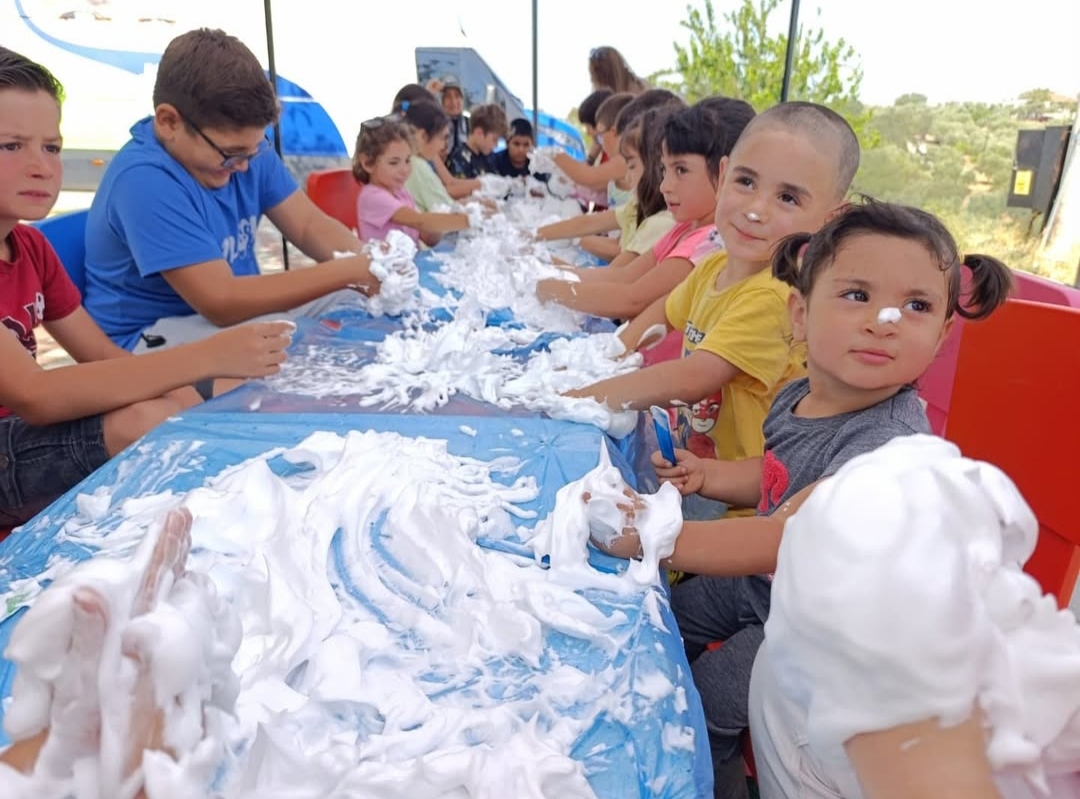 torbali-belediyesi-camlica-mahallesindeki-cocuklari-mutlu-etti-2 Torbalı Belediyesi İlçedeki Çocukları Eğlendirmeye Devam Ediyor