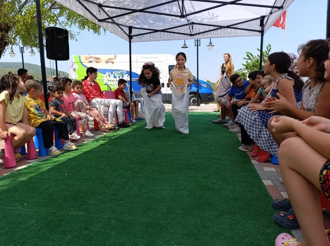 torbali-belediyesi-camlica-mahallesindeki-cocuklari-mutlu-etti-3 Torbalı Belediyesi İlçedeki Çocukları Eğlendirmeye Devam Ediyor