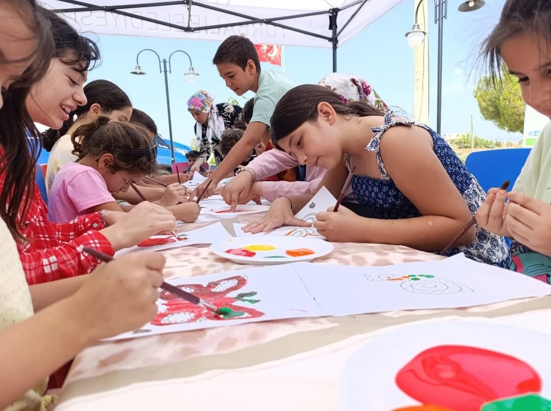 torbali-belediyesi-camlica-mahallesindeki-cocuklari-mutlu-etti-4 Torbalı Belediyesi İlçedeki Çocukları Eğlendirmeye Devam Ediyor