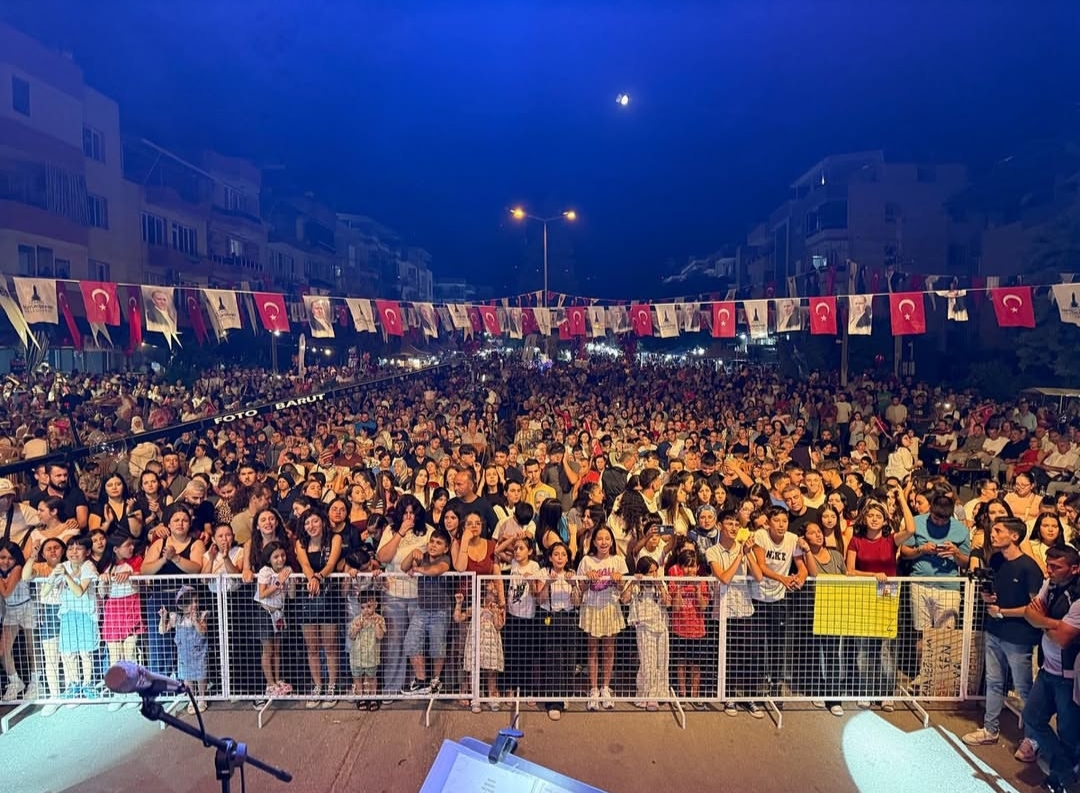 beydag-in-kurtulusunun-103-uncu-yil-donumu-kutlamalarinda-ayna-grubu-beydaglilari-costurdu-2 Beydağ'ın 103. Kurtuluş Günü Coşkusuna Ayna Grubu Damga Vurdu