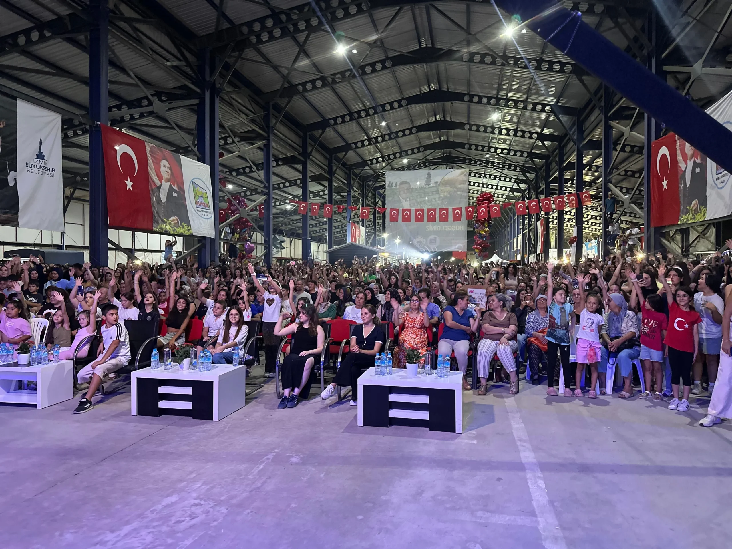 kiraz-kurtulus-senliklerinde-aydilge-konserine-buyuk-ilgi-1-scaled Kiraz’ın Kurtuluşu Festivalinde Aydilge Rüzgarı Esti