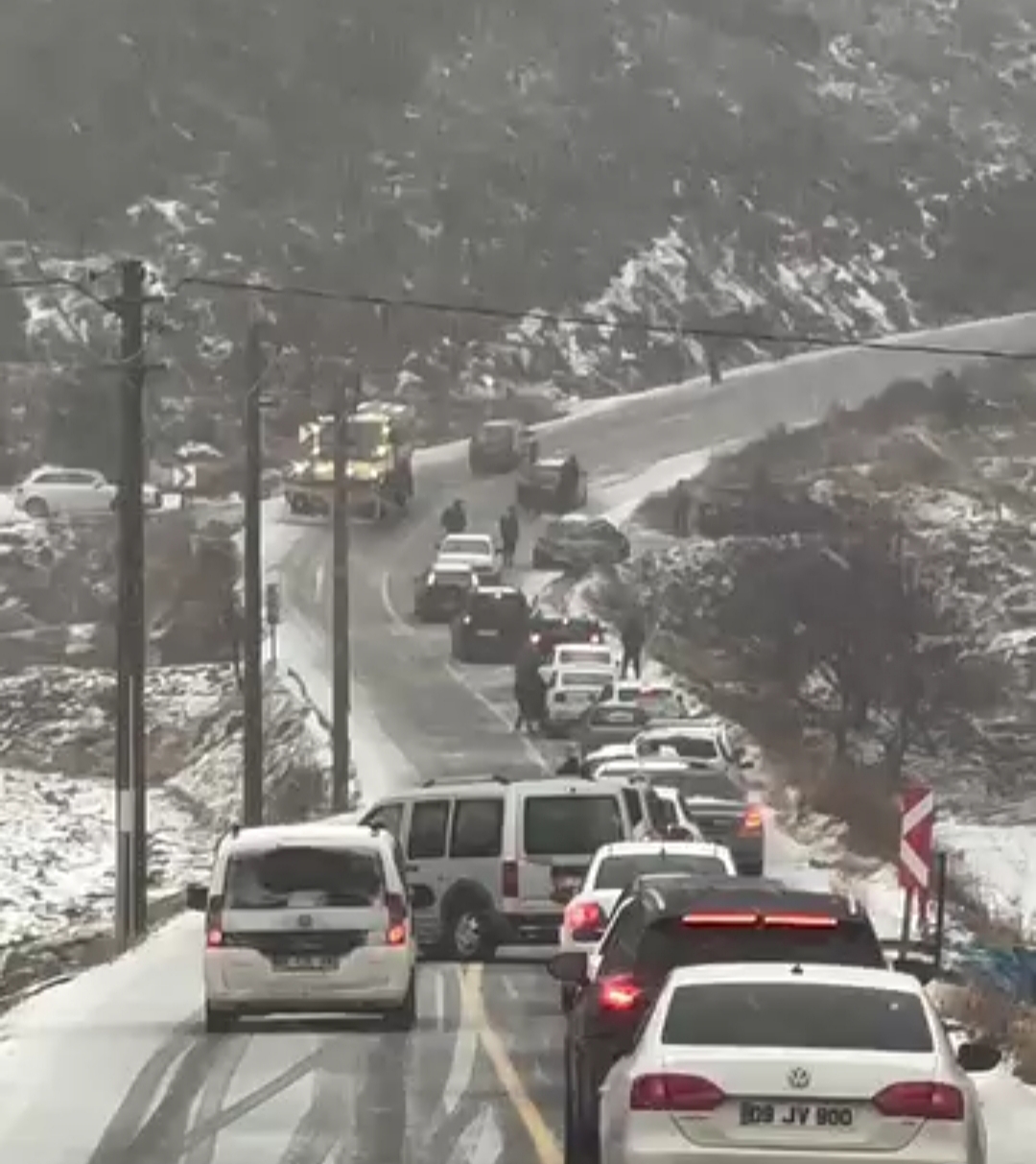 odemis-bozdag-da-kar-yagisi-nedeniyle-araclar-yolda-kaldi Bozdağ’da Etkili Olan Kar Yağışı Ulaşımı Aksattı