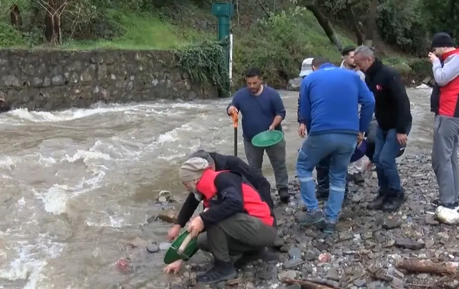 altin-avcilari-izmir-kemalpasa-daki-yigitler-deresinde-bulustu-1 ‘Kırıntıcılar’ Kemalpaşa’yı Mekan Etti, Muhtar Uyardı: Boşuna Gelmeyin, Altın Yok!