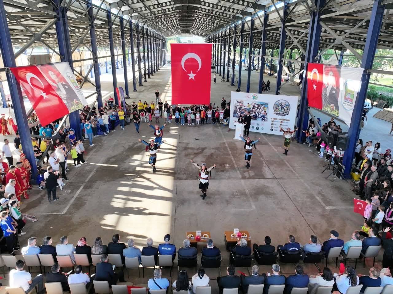 2026-kucuk-menderes-havzasi-spor-oyunlari-nin-acilisi-gerceklesti-2 Küçükmenderes’te Spor Şöleni Başladı: Açılış Korteji Renkli Görüntülere Sahne Oldu