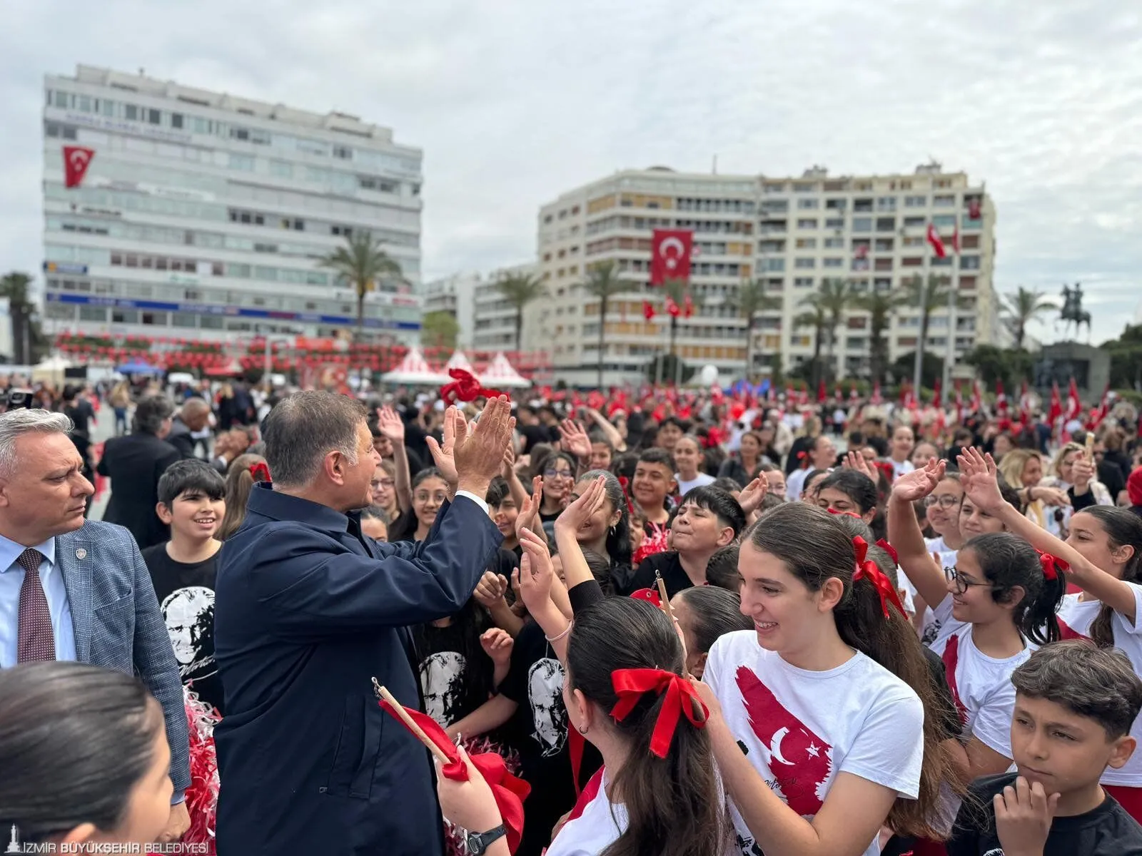 izmir-de-23-nisan-coskusu-2 İzmir’de 23 Nisan Coşkusu Cumhuriyet Meydanı’nı Doldurdu