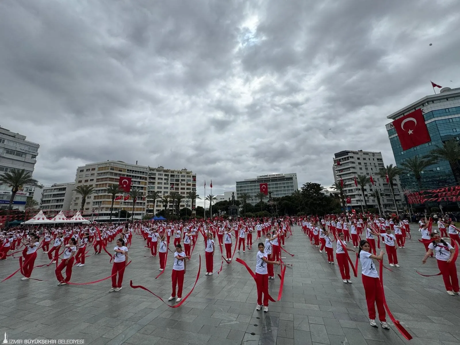 izmir-de-23-nisan-coskusu-3 İzmir’de 23 Nisan Coşkusu Cumhuriyet Meydanı’nı Doldurdu