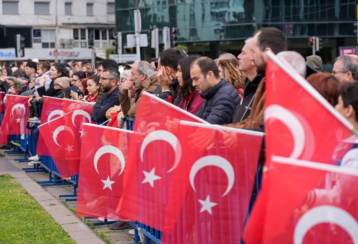 izmir-de-23-nisan-coskusu-4 İzmir’de 23 Nisan Coşkusu Cumhuriyet Meydanı’nı Doldurdu