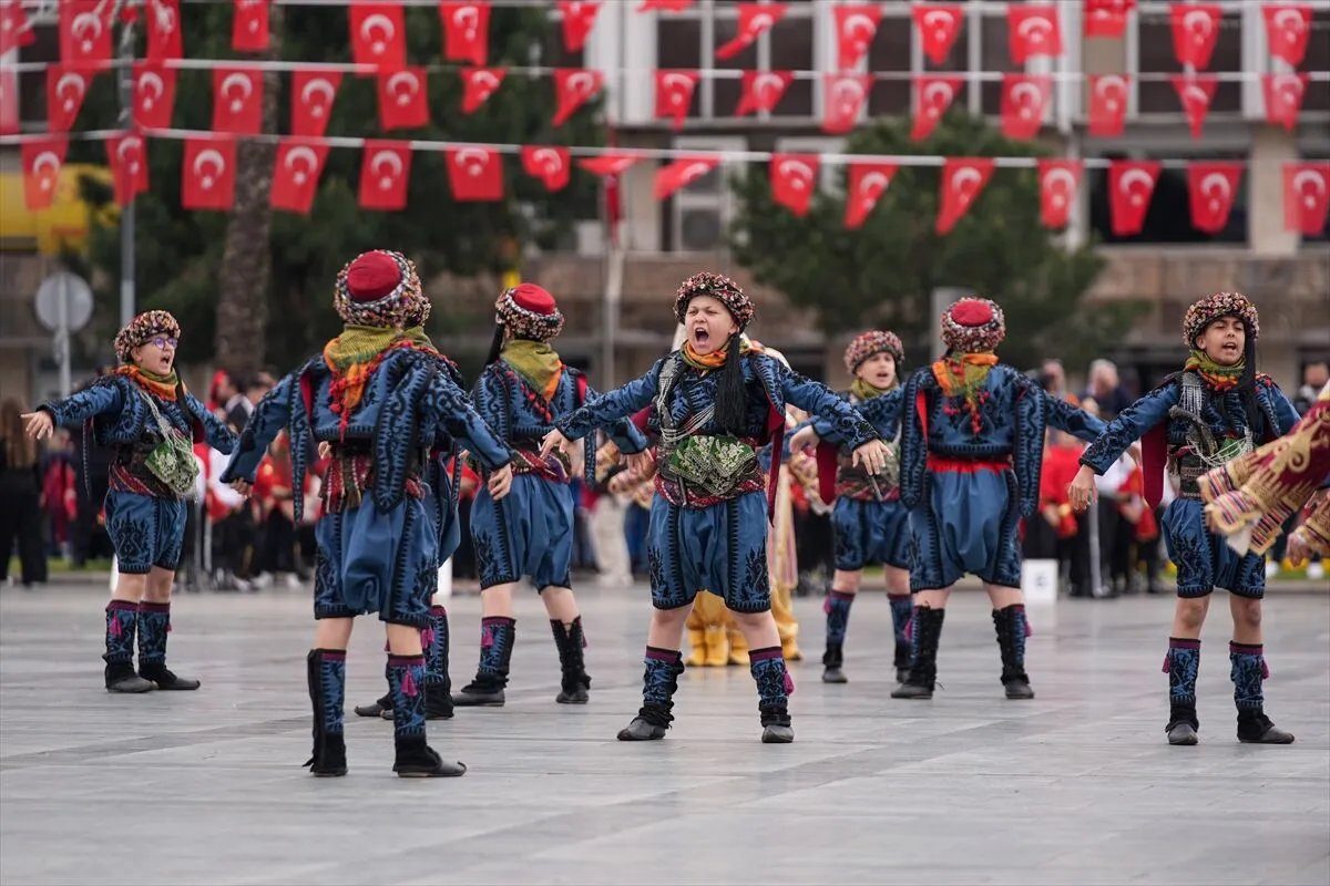 izmir-de-23-nisan-coskusu-6 İzmir’de 23 Nisan Coşkusu Cumhuriyet Meydanı’nı Doldurdu
