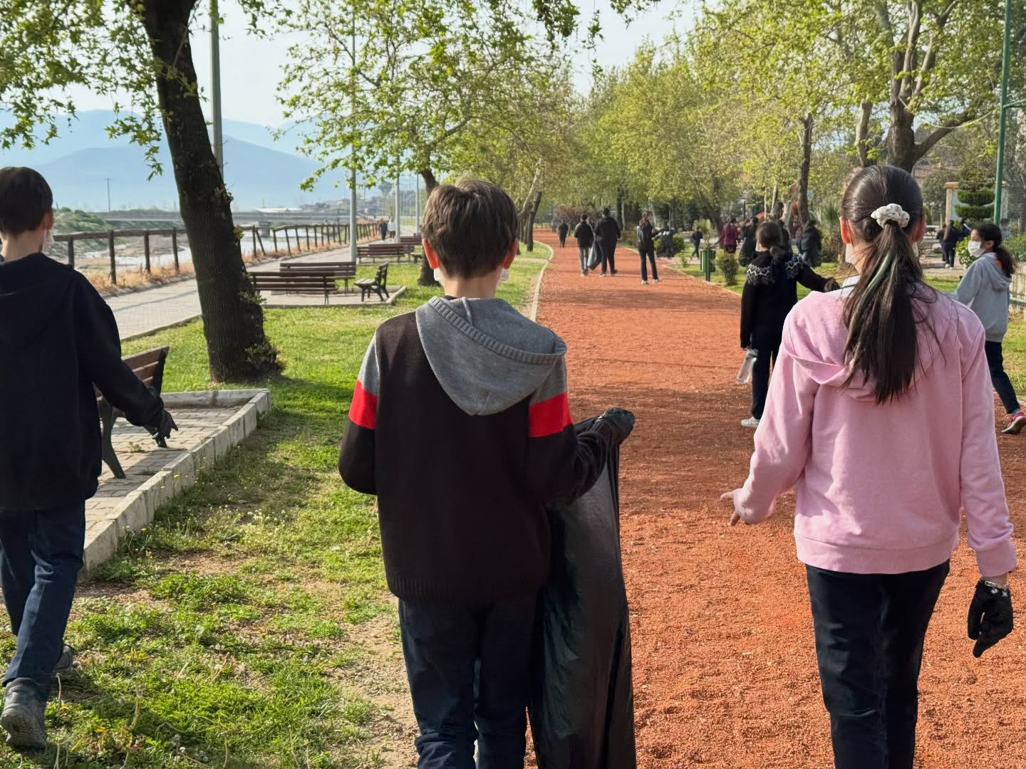 kiraz-da-ogrenciler-cevre-temizligi-yapti-2 Kiraz’da Çevre Seferberliğiyle Rekreasyon Alanı Temizlendi