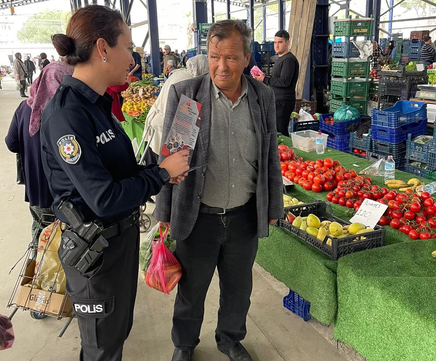kiraz-emniyet-mudurlugu-dolandiricilara-karsi-brosur-dagitti Kiraz’da Dolandırıcılık Uyarısı: Emniyetten Vatandaşa Bilgilendirme Çalışması
