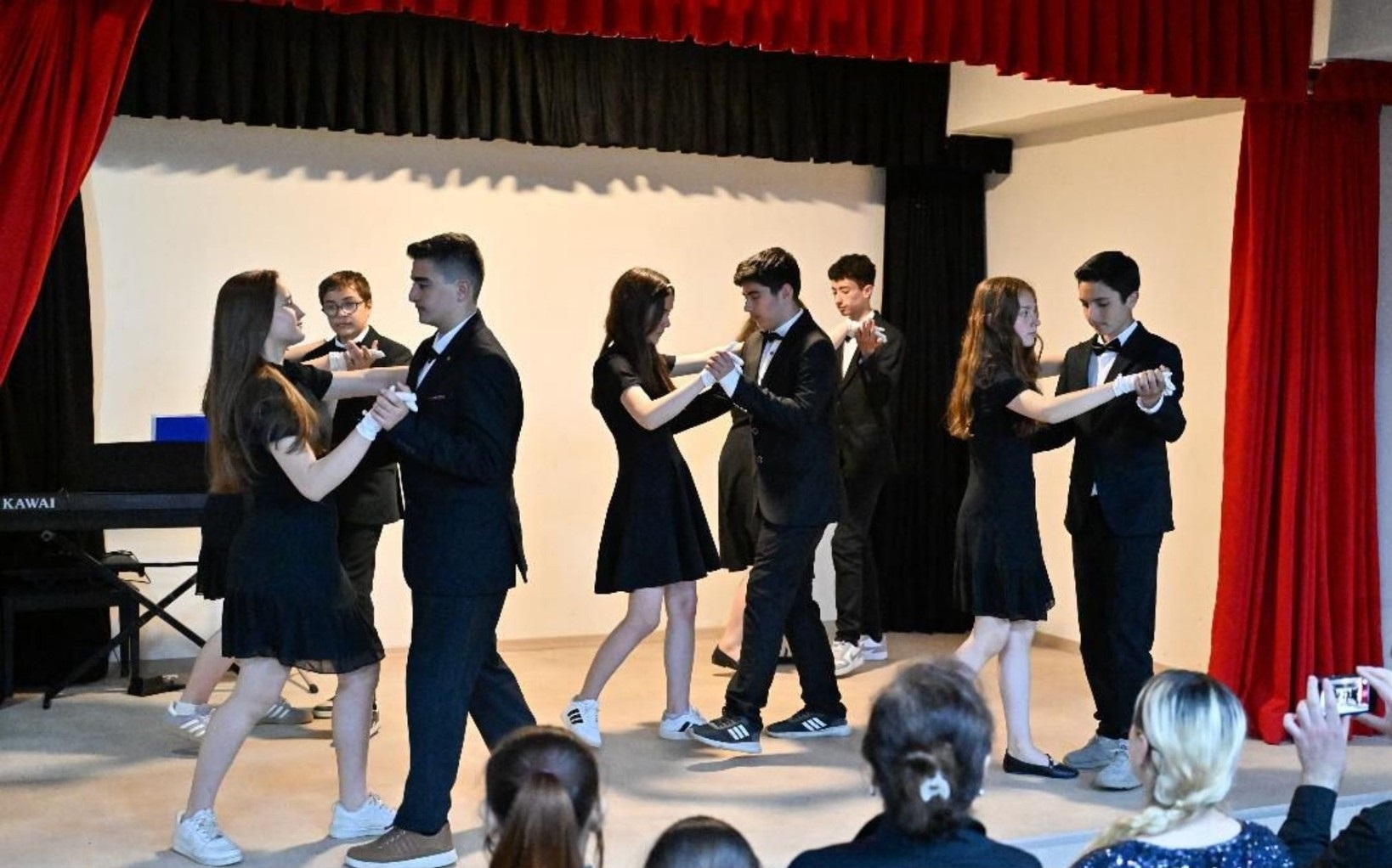 kiraz-haliller-koyu-nde-opera-ve-vals-gosterisi-1 Kiraz'a Bağlı Haliller’de Opera ve Vals Gösterisi