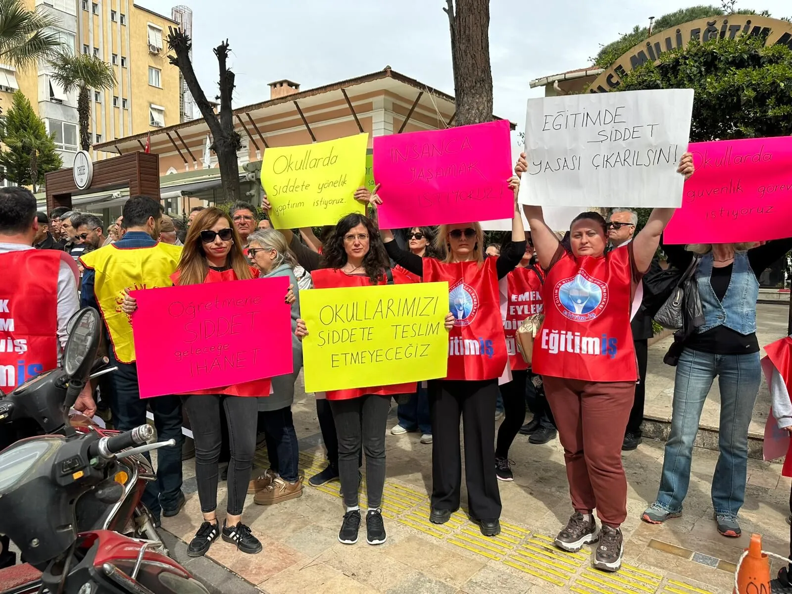 odemis-te-egitimcilerden-egitimde-siddete-hayir-eylemi-2 Ödemiş’te Eğitim Sendikalarından Ortak Tepki: “Okullarda Şiddete Acil Çözüm Şart”