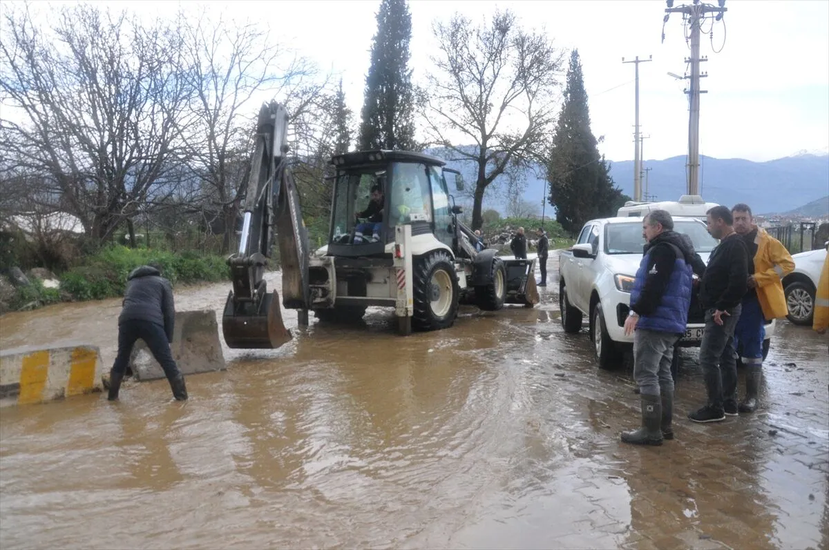 odemiste-su-baskini-caddeler-gole-dondu Ödemiş’te Şiddetli Yağış Sonrası Caddeler Göle Döndü
