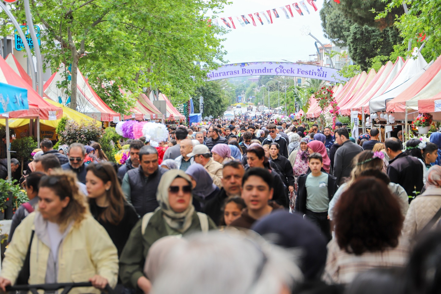 27-uluslararasi-bayindir-cicek-festivali-devam-ediyor-3 27. Uluslararası Bayındır Çiçek Festivali'nden Rengarenk Görüntüler
