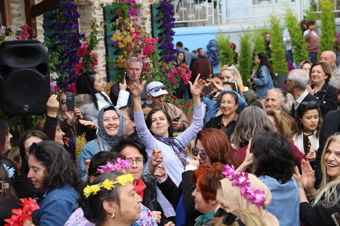 27-uluslararasi-bayindir-cicek-festivali-devam-ediyor-5 27. Uluslararası Bayındır Çiçek Festivali'nden Rengarenk Görüntüler