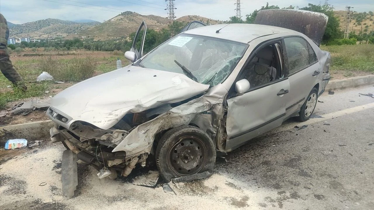izmir-odemiste-kavsakta-iki-otomobil-carpisti-1-kisi-hayatini-kaybetti Beydağ-Ödemiş Kavşağı'ndaki Kazada 1 Kişi Hayatını Kaybetti 2'si Ağır 6 Kişi Yaralandı