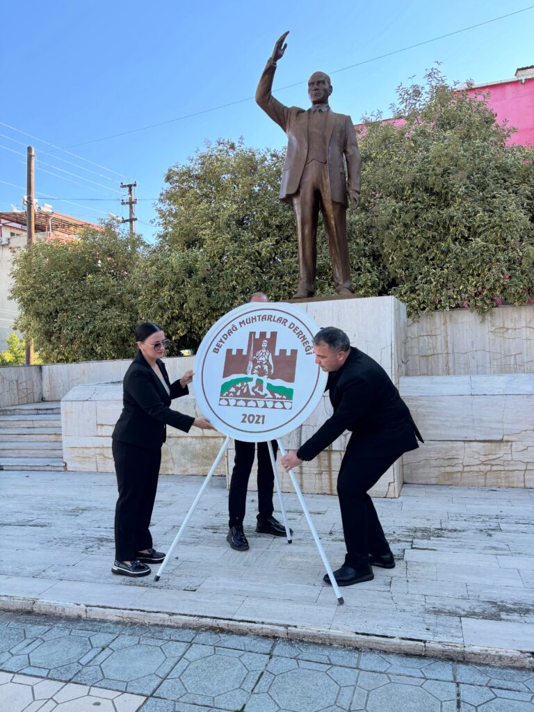 Beydağ Belediye Başkanı Şakir Başaran 19 Ekim Muhtarlar Günü'nde Atatürk Anıtı'na Çelenk Sundu