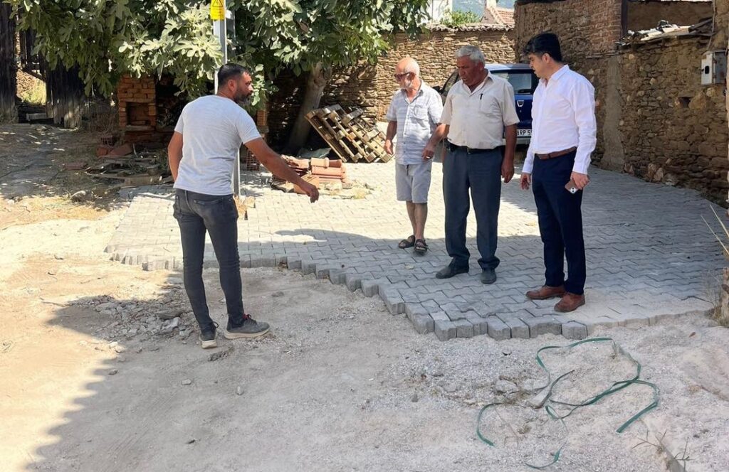 Tire Belediyesi Derebaşı Mahallesi’nde Kilit Parke Çalışmalarını Sürdürüyor