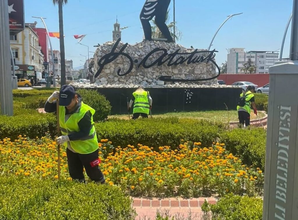 Torbalı Belediyesi’nden Yoğun Sıcaklarda Temizlik Seferberliği