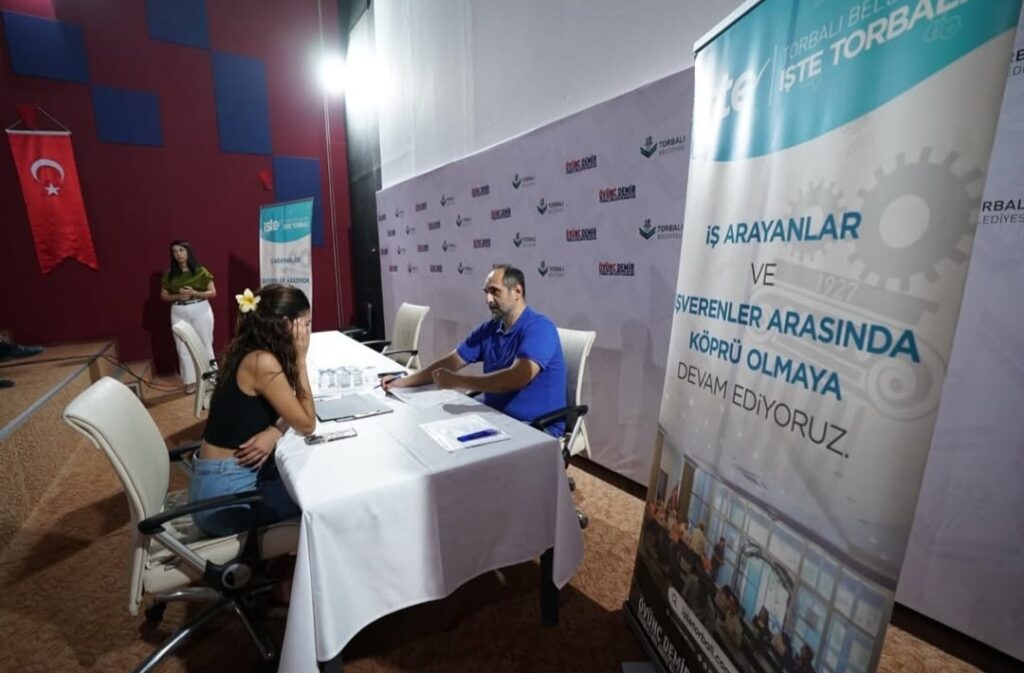 Torbalı Belediyesi İş Arayanlarla İşverenleri Bir Araya Getirdi