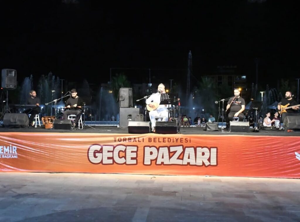 Torbalı’da Gece Pazarı Türkülerle Şenlendi