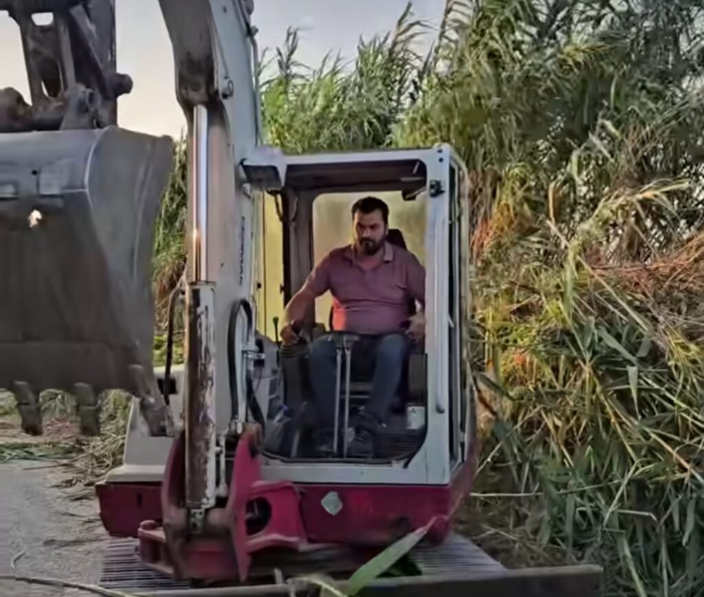 Muhtar Kendi İş Makinesiyle Üretim Yollarını Temizledi