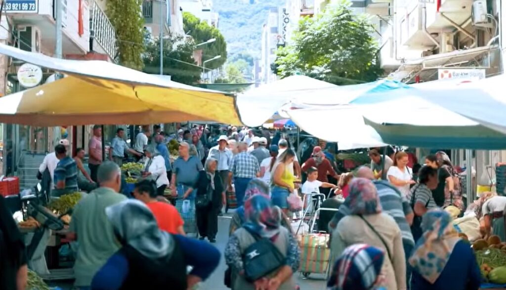 Tire Salı Pazarı: Geleneğin Kalbinde Bir Gün