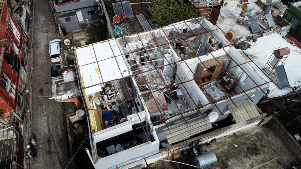 Adana'da Şiddetli Fırtına Prefabrik Evin Çatısını Uçurdu Dehşet Anları Havadan Görüntülendi