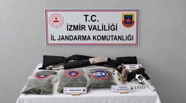 Beydağ'da jandarmanın düzenlediği uyuşturucu ve silah operasyonunda ele geçirilen malzemeler