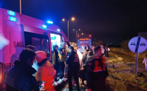 Edirne'de Tur Otobüsü Tır'a Çarpti: 10 Yaralı
