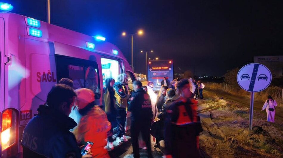 Edirne'de Tur Otobüsü Tır'a Çarpti: 10 Yaralı