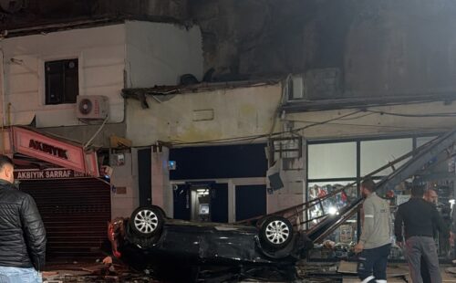 Kayalıklaçtan İş Yerlerinin Üzerine Düşen Otomobilin Sürücüsü Yaralandı