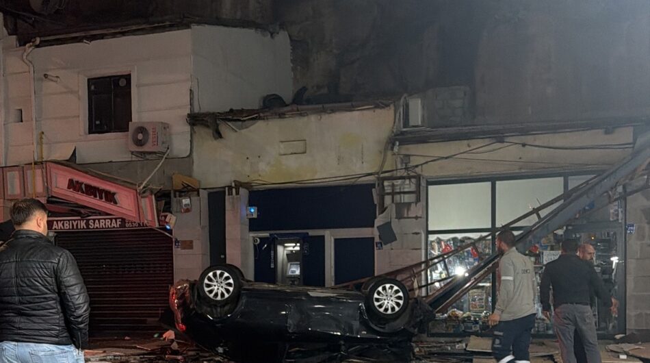 Kayalıklaçtan İş Yerlerinin Üzerine Düşen Otomobilin Sürücüsü Yaralandı