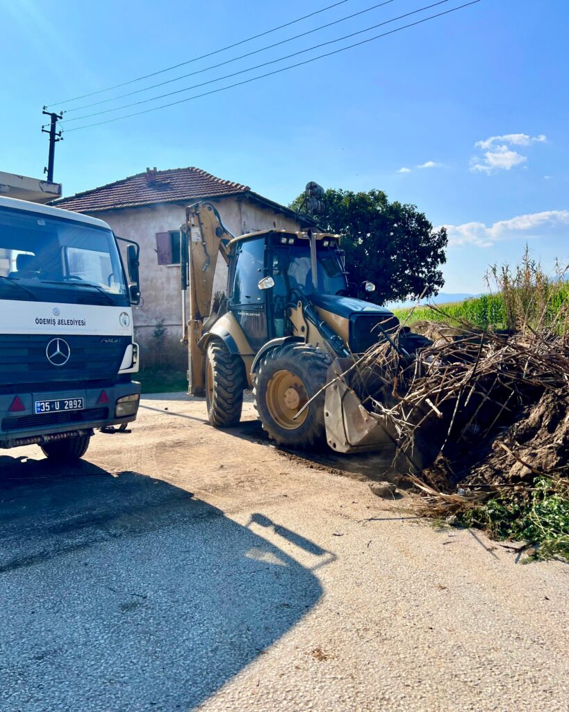 Ödemiş Belediyesi Beş Mahallede Şarampol Temizliği Gerçekleştirdi
